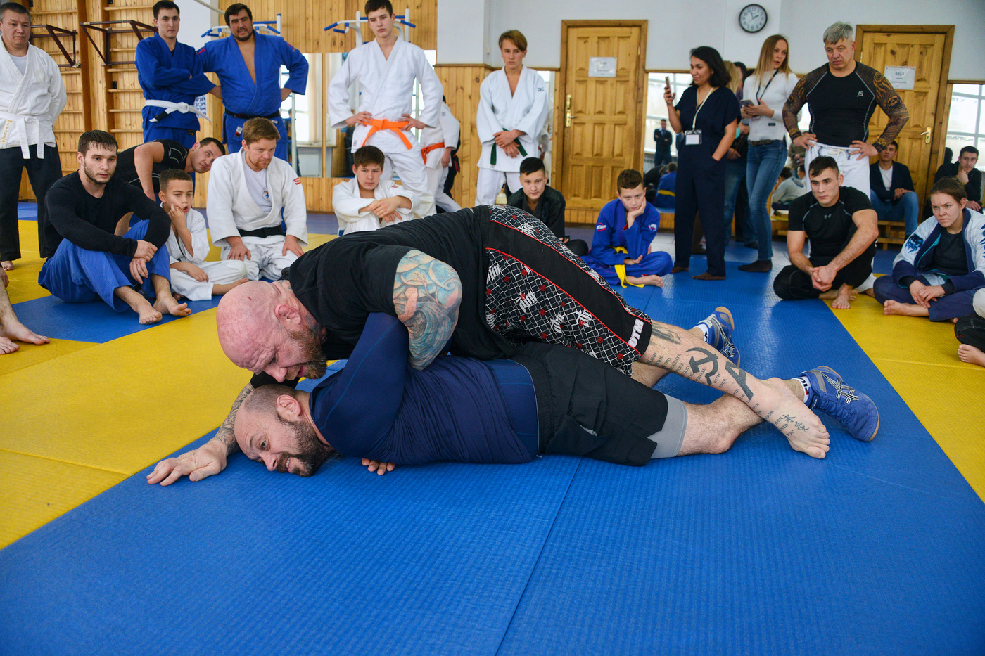 "Отпусти, больно же!"