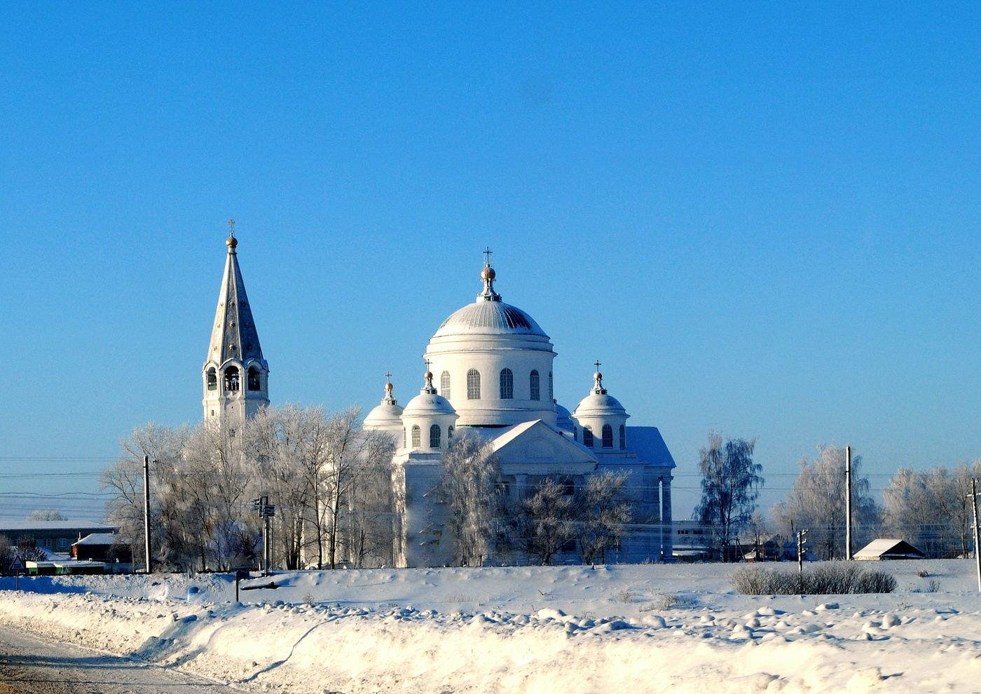 Под голубыми небесами