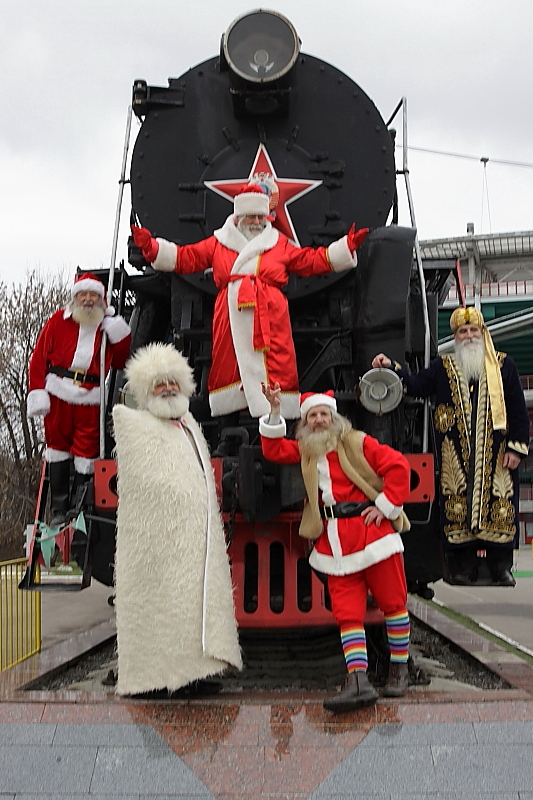 Интернациональная бригада Дедов Морозов уже прибыла в столицу.