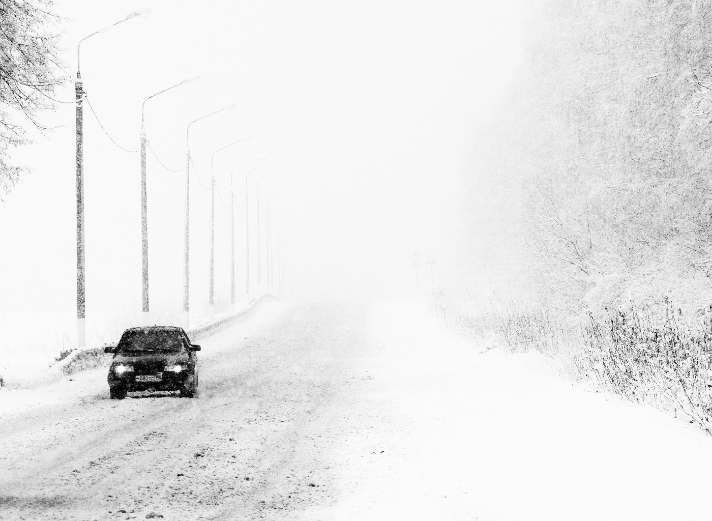 "Он тихо падает, и медленный, и властный ..."