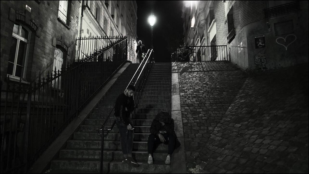 этюд с курильщиком, пешеходом и фонарём