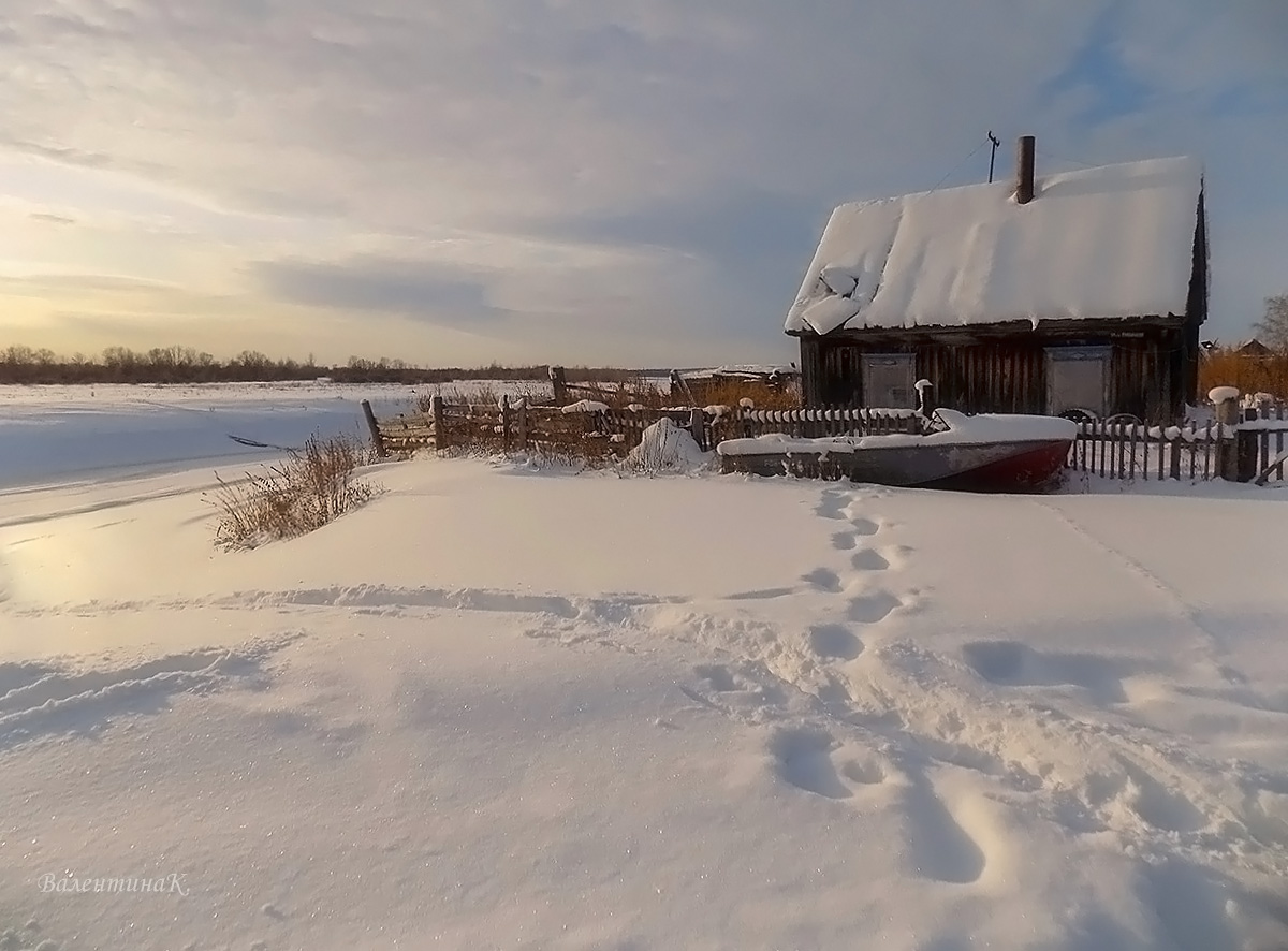 Заброшенный дом у реки...