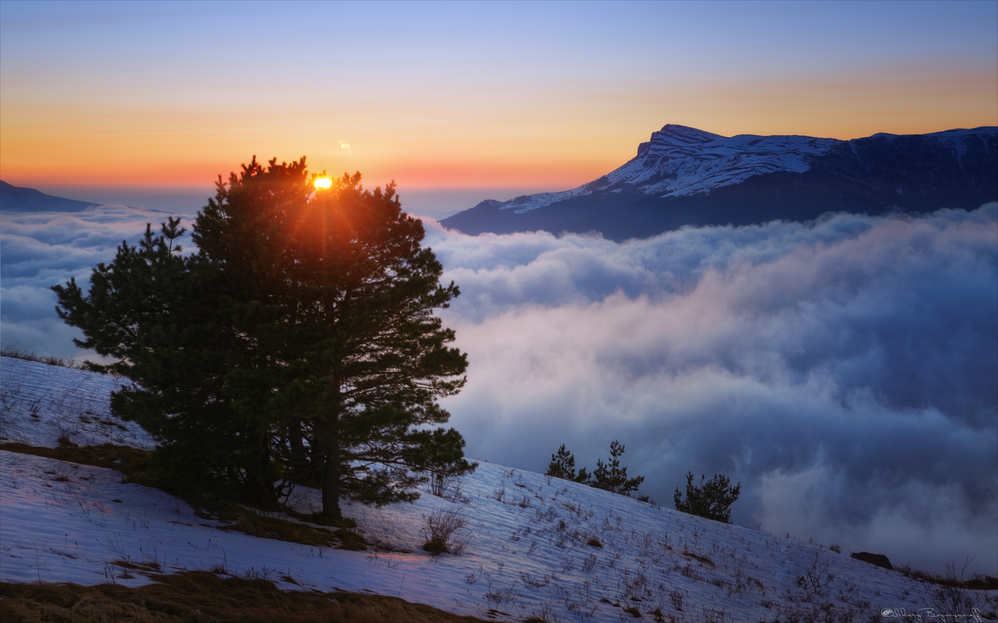 Закат над покрывалом облаков.