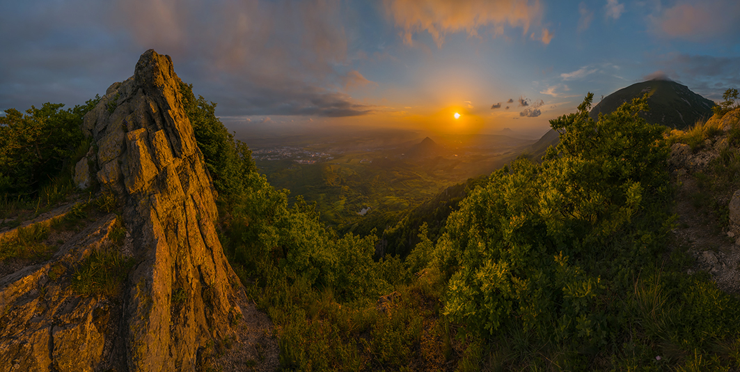 Весенний закат на склоне Бештау