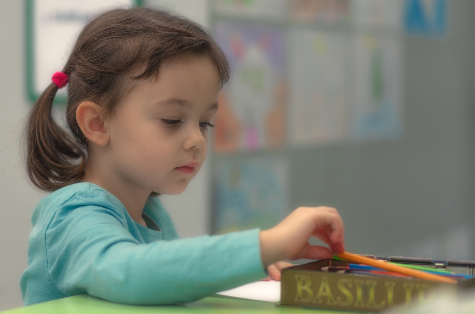 Девочка и карандаши