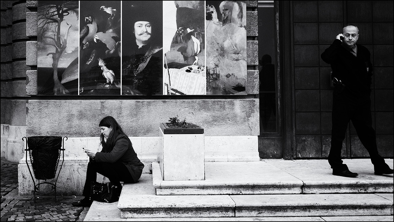 дама с сигаретом и пистолетчик с телефоной