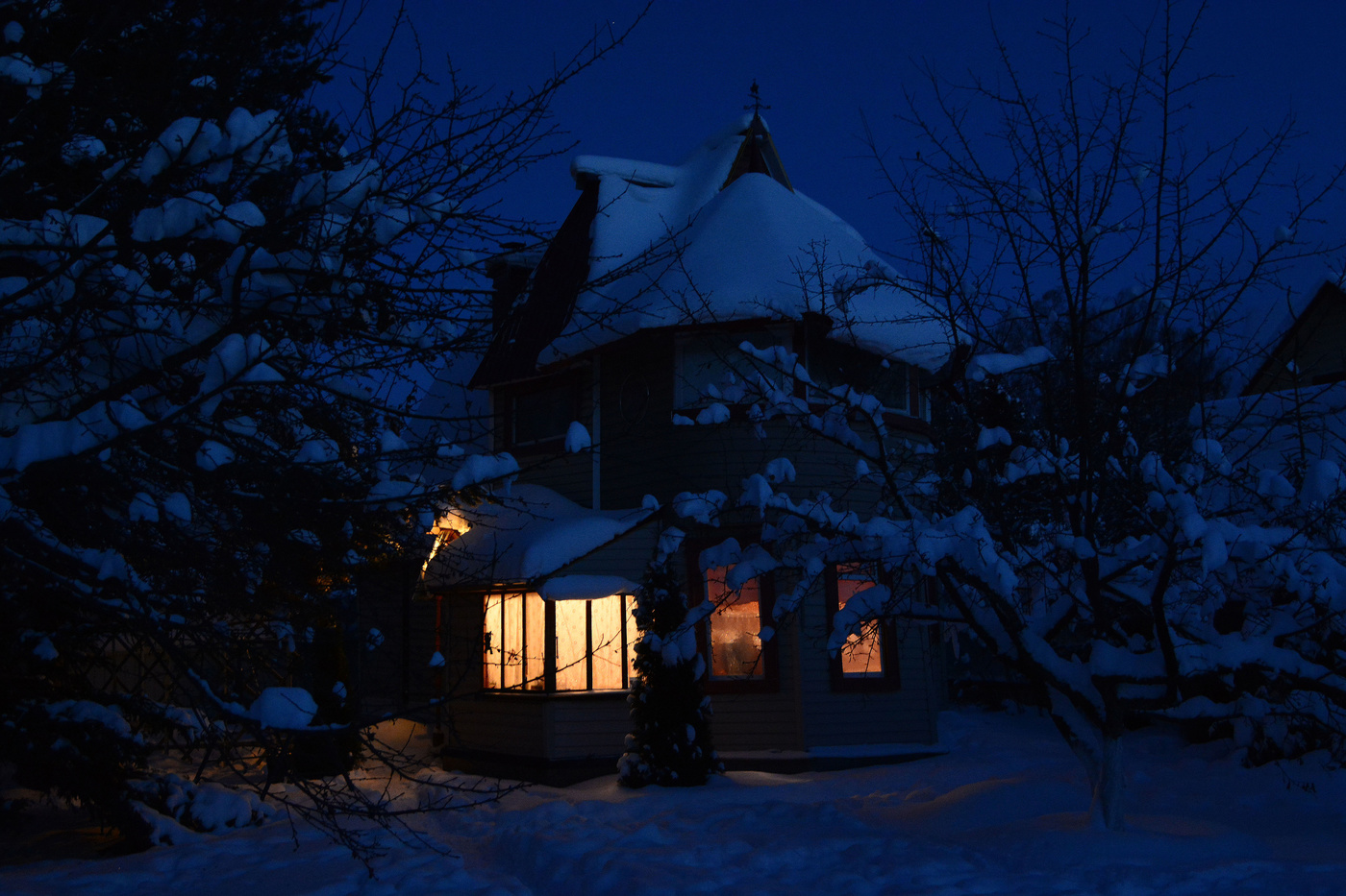 "Поднимем бокалы за год уходящий ..."