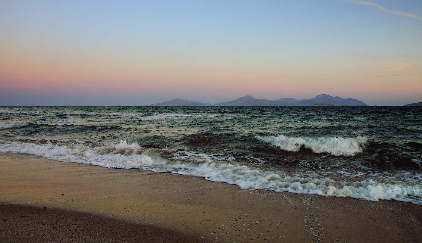 "Там о заре прихлынут волны на брег песчаный и пустой"