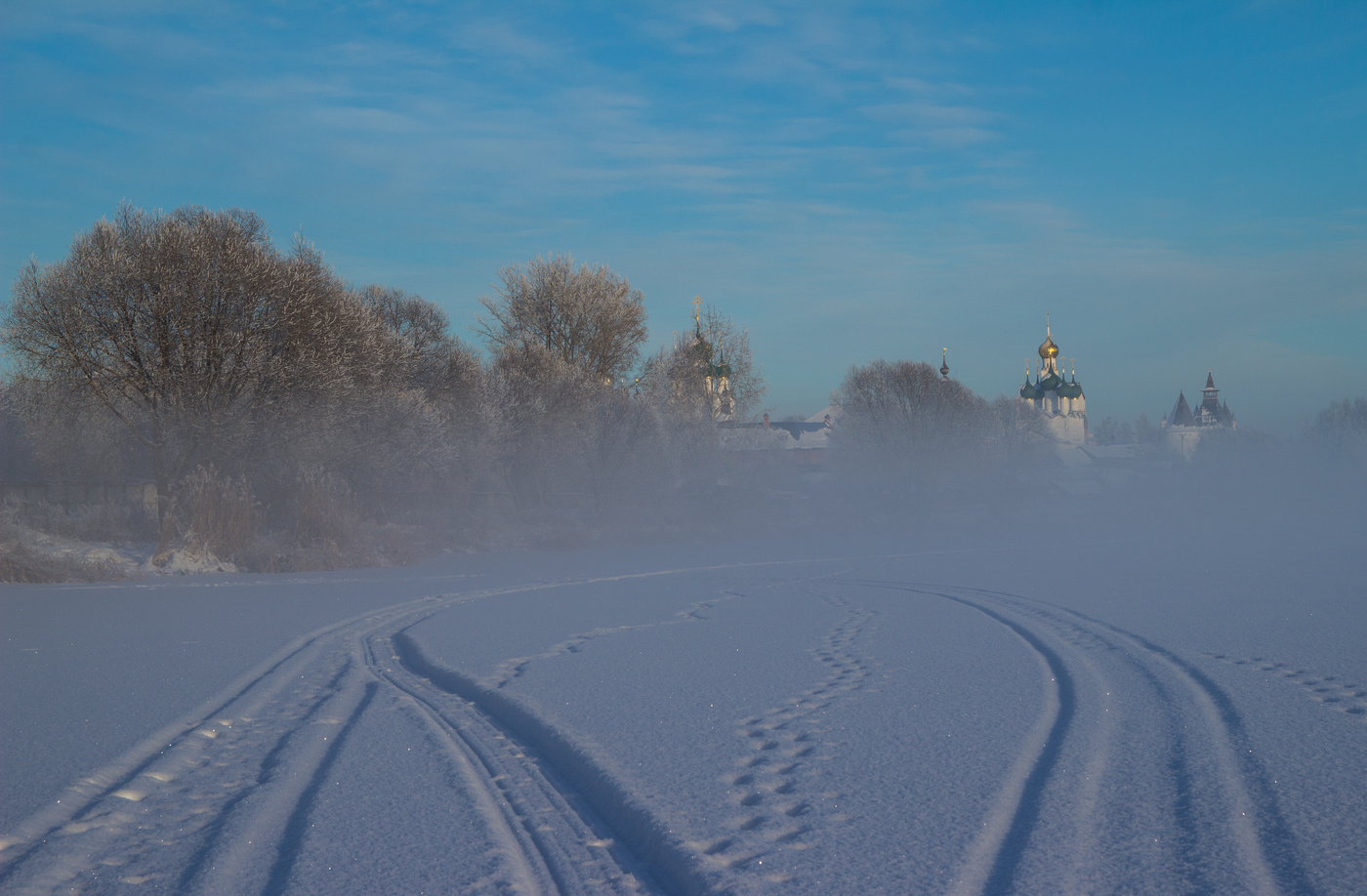 "...из тумана вырастает"...