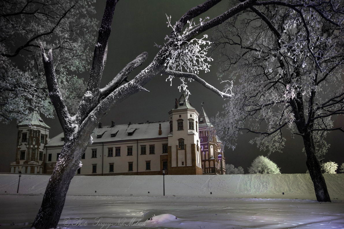 Ночная цвето-какафония под стенами замка