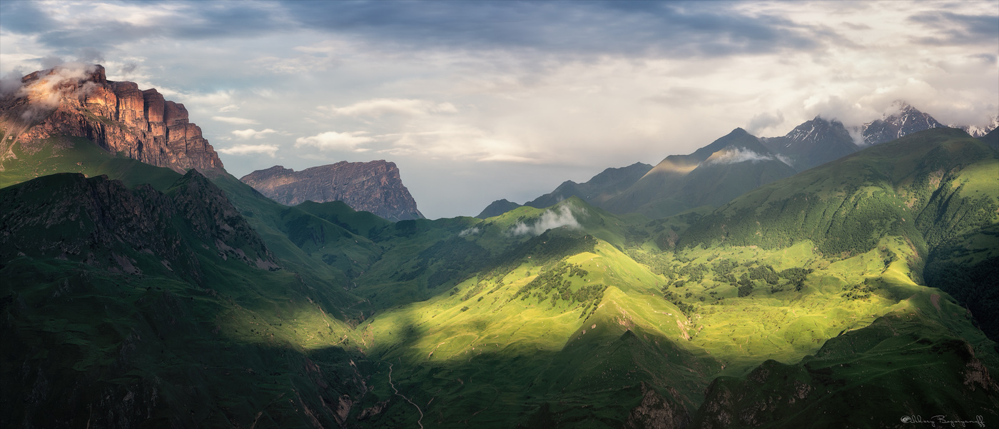 На той стороне ущелья.