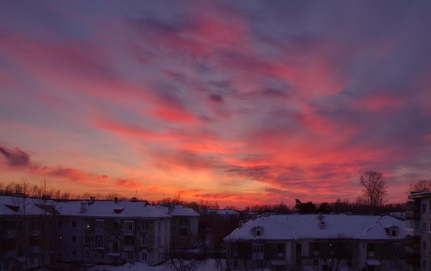 Заря догорает.