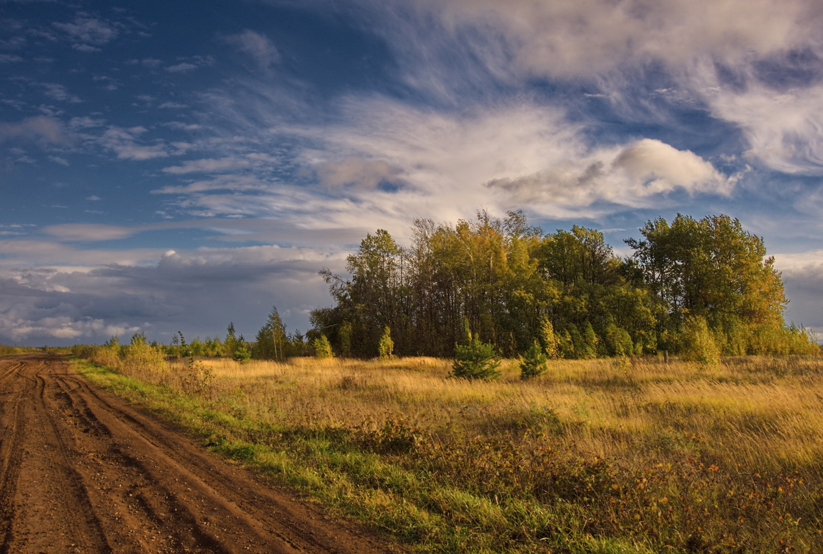 Распластанные ветром облака