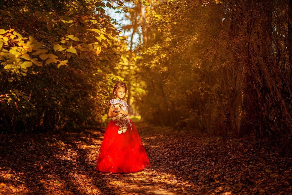 Лиза с игрушкой