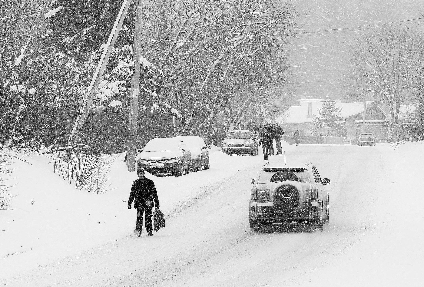 "По дороге вьюга снежная крутит, пылью рассыпается..."