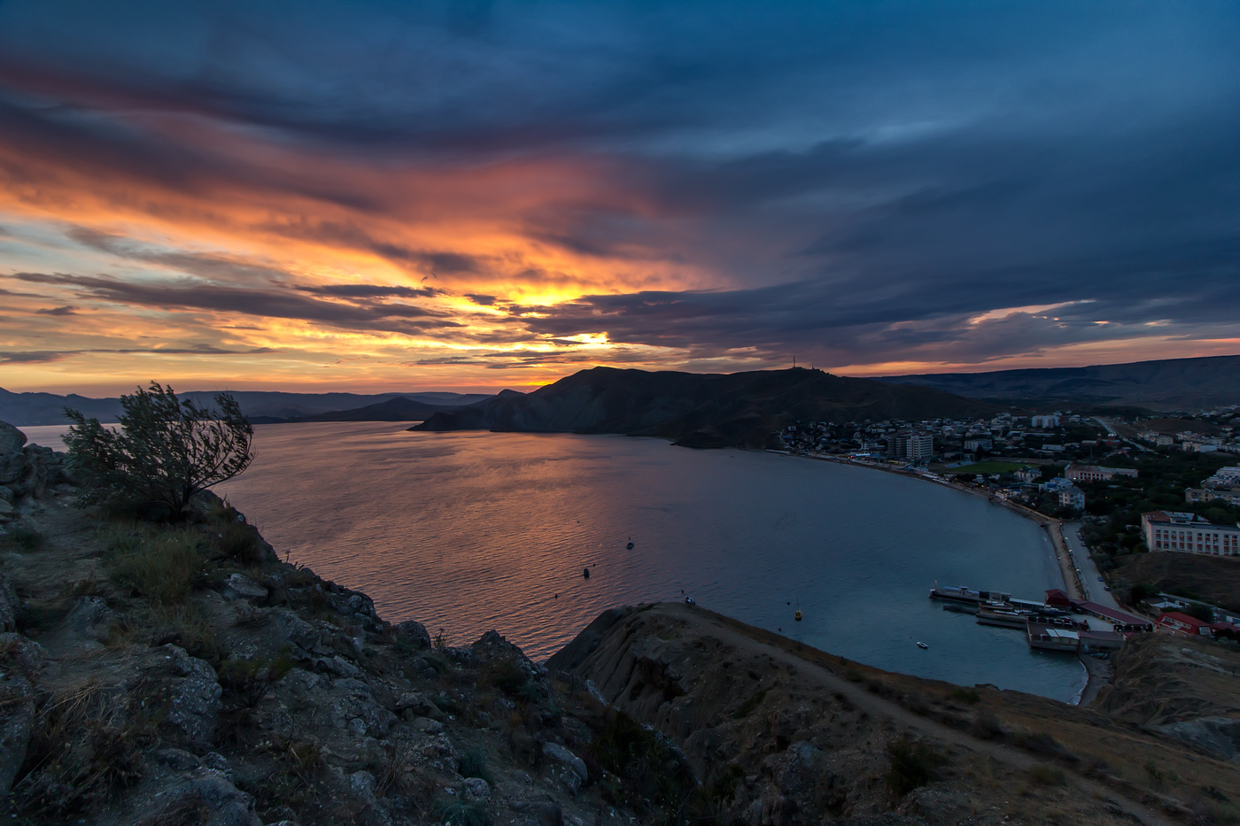 Догорал закат...