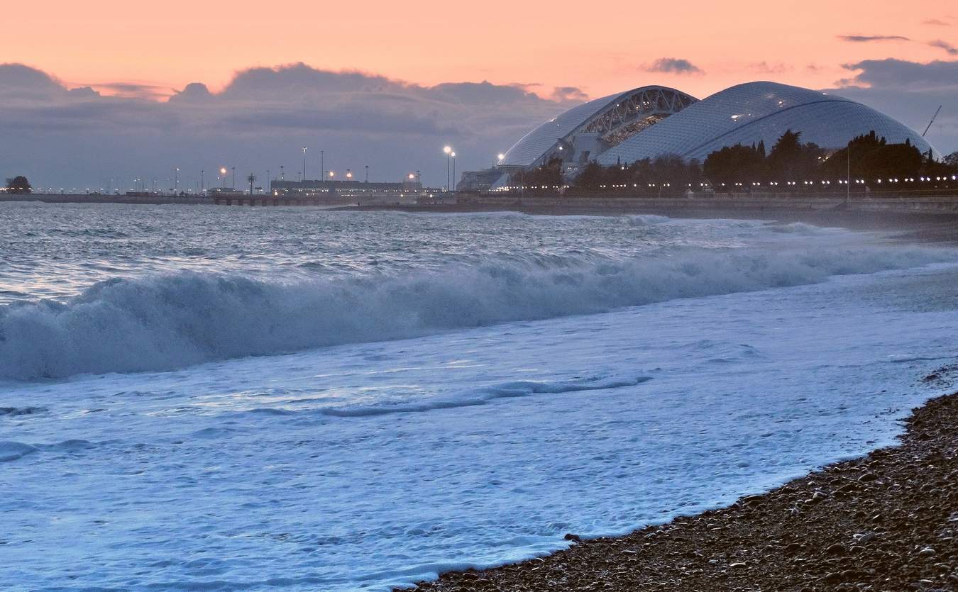 Море волнуется перед стадионом Фишт