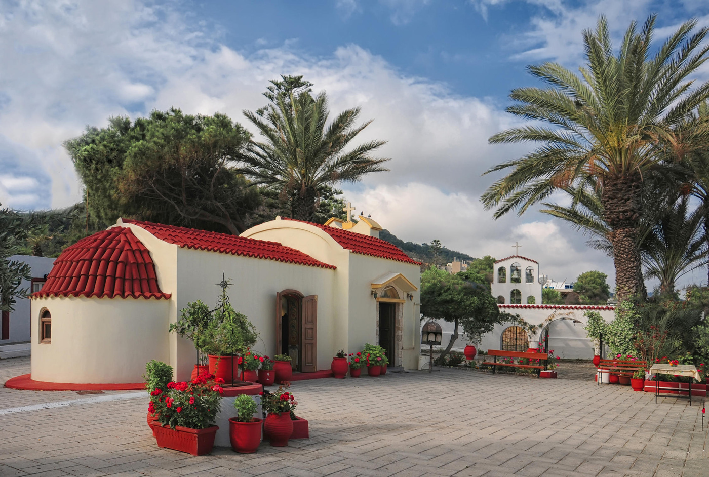 Уютный церковный дворик