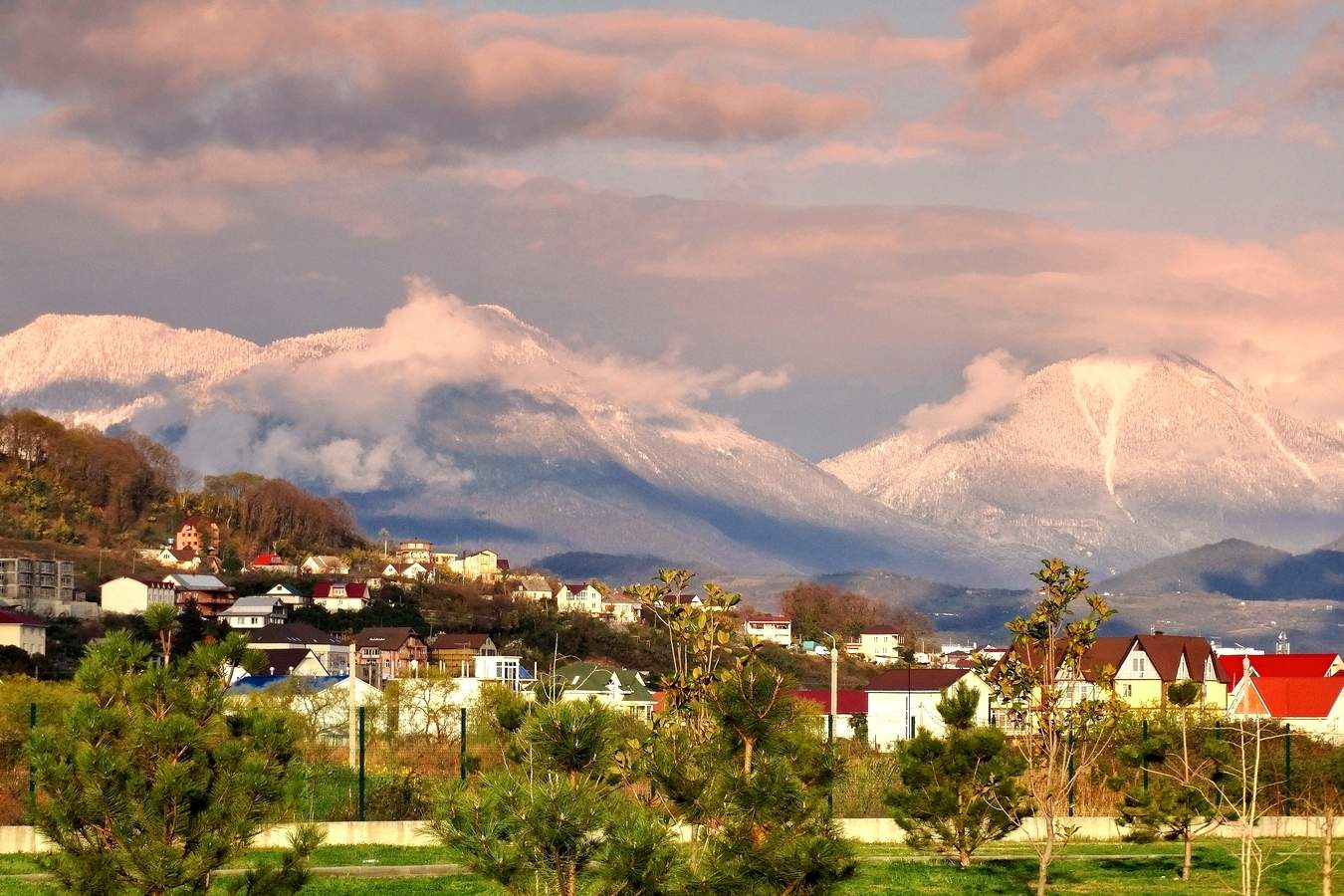 С окраины Адлера, вид на Кавказ