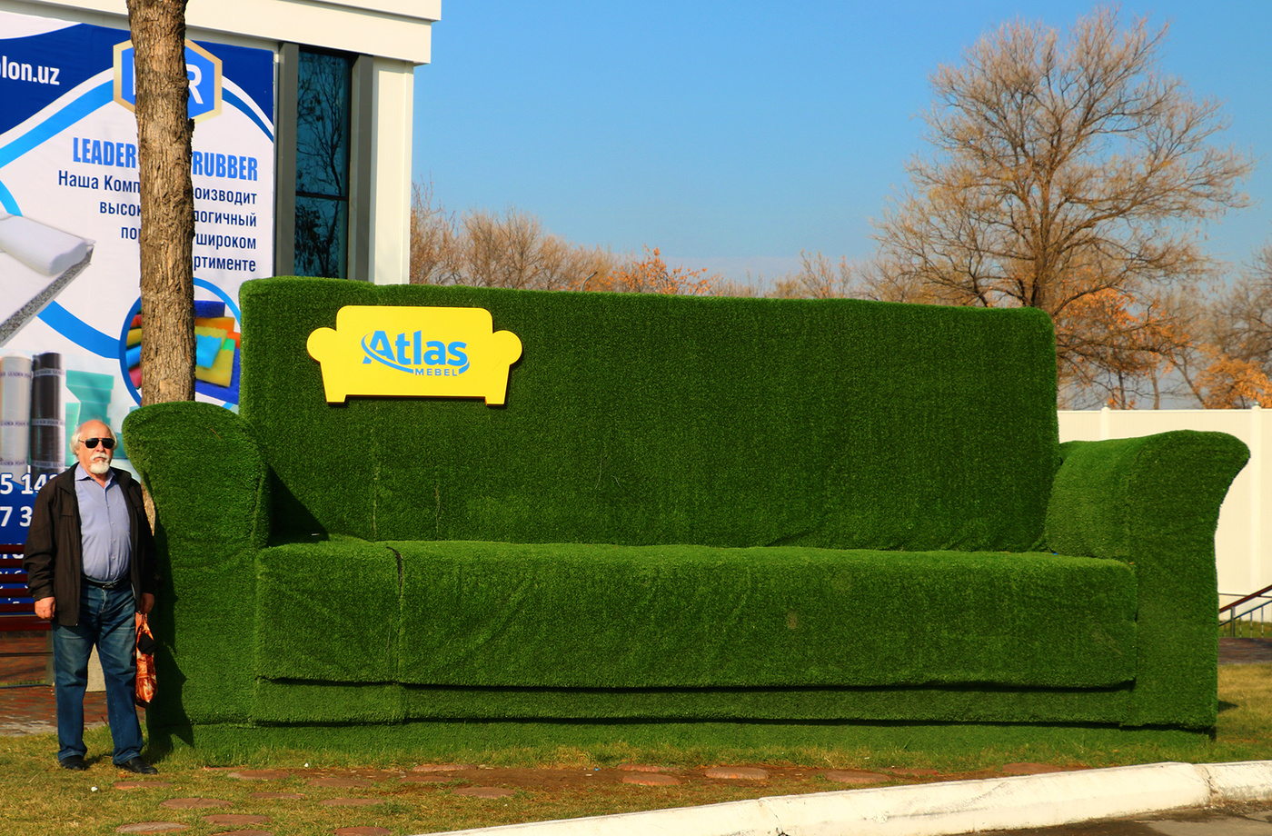 Небольшой такой диванчик... для Гулливера