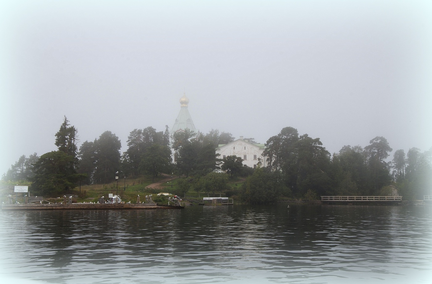 Никольский скит объят туманом.