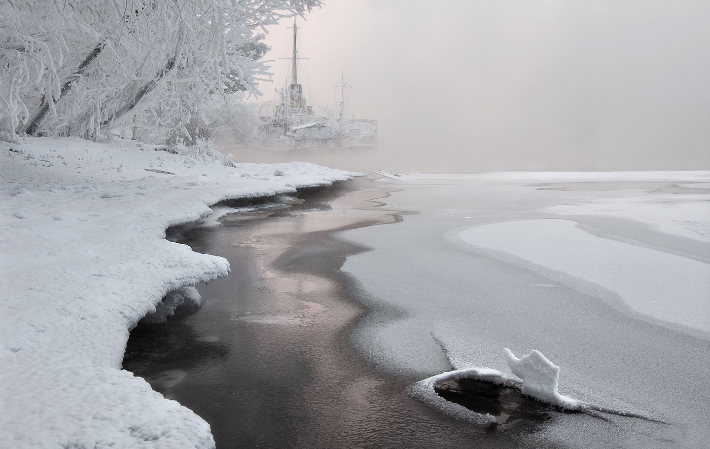 Стоят в бухте корабли.