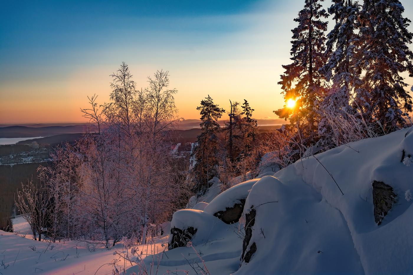 Солнце зимнее встает