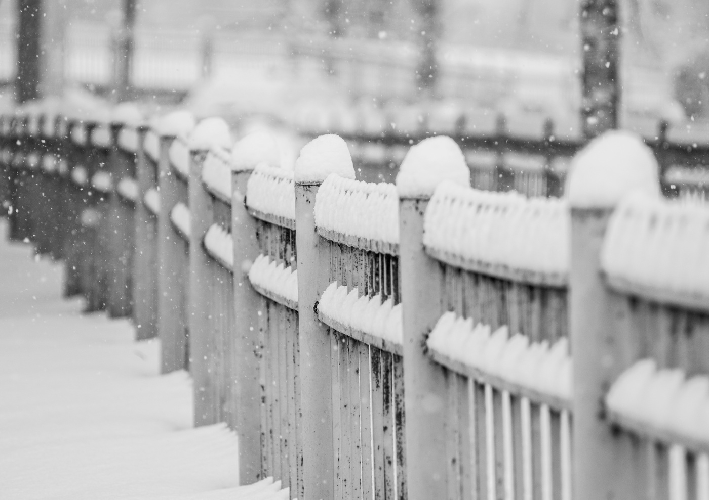 ...и падает, падает, падает снег...