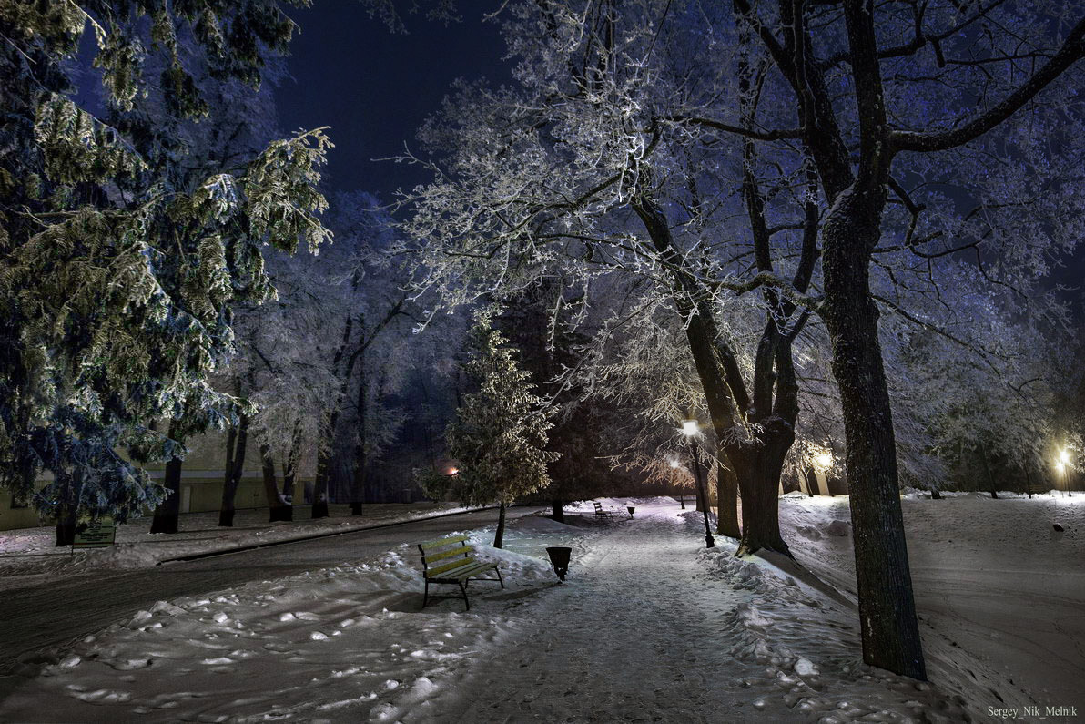 Заиневевший-скверик у замка в Несвиже