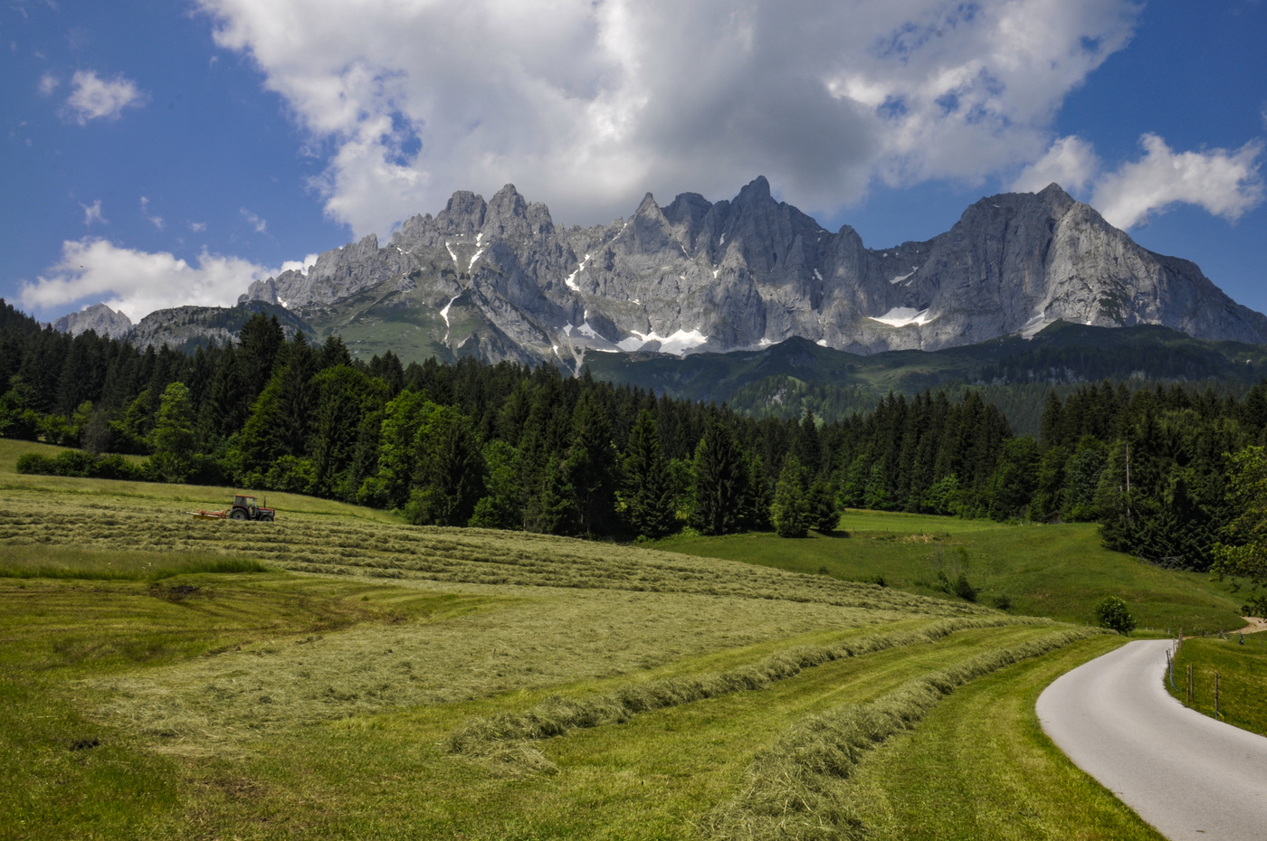 Альпийский пейзаж с трактором