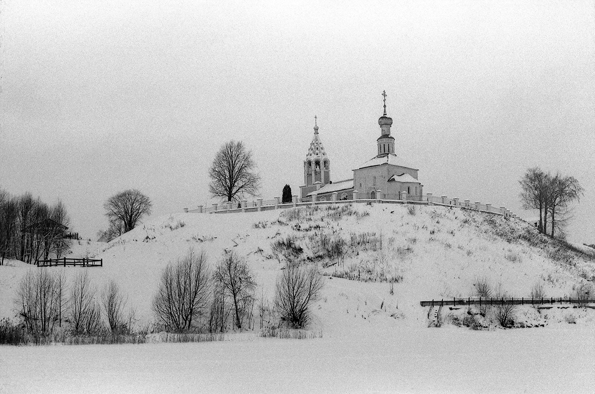 шел мелкий снег и небо сливалось с землей...