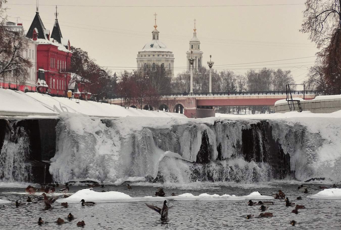 Обледенелый водопад