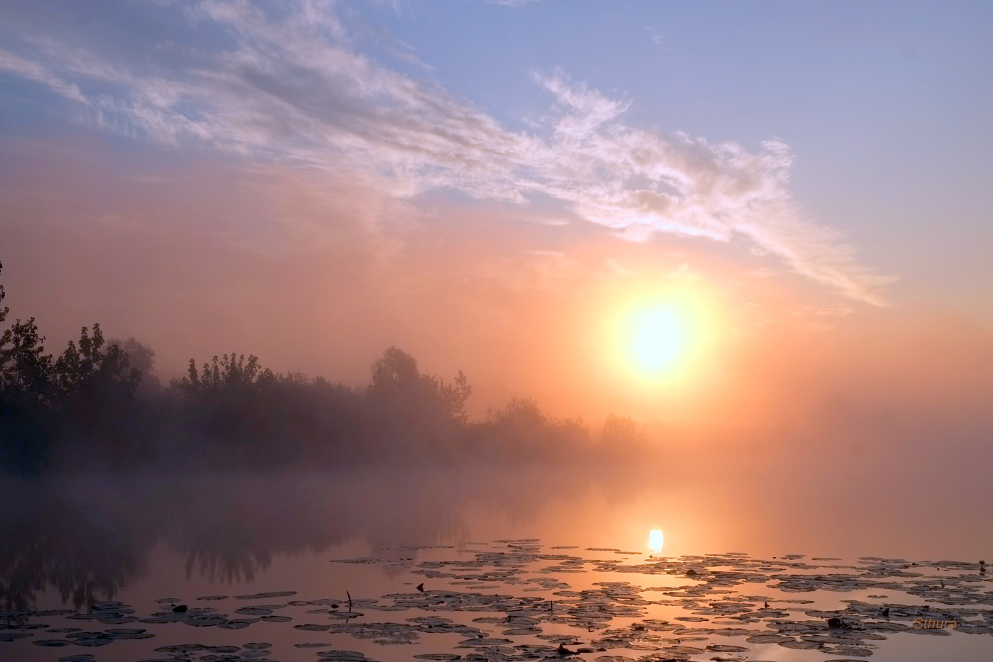 Рассвет на озере.