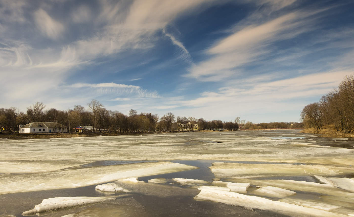 Весеннее солнце ломает лёд