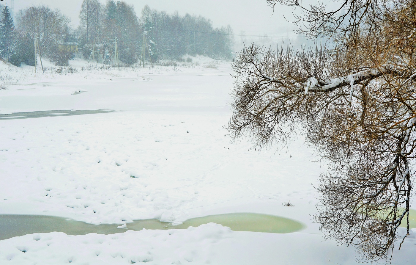 "Вновь тает снег среди зимы ..."