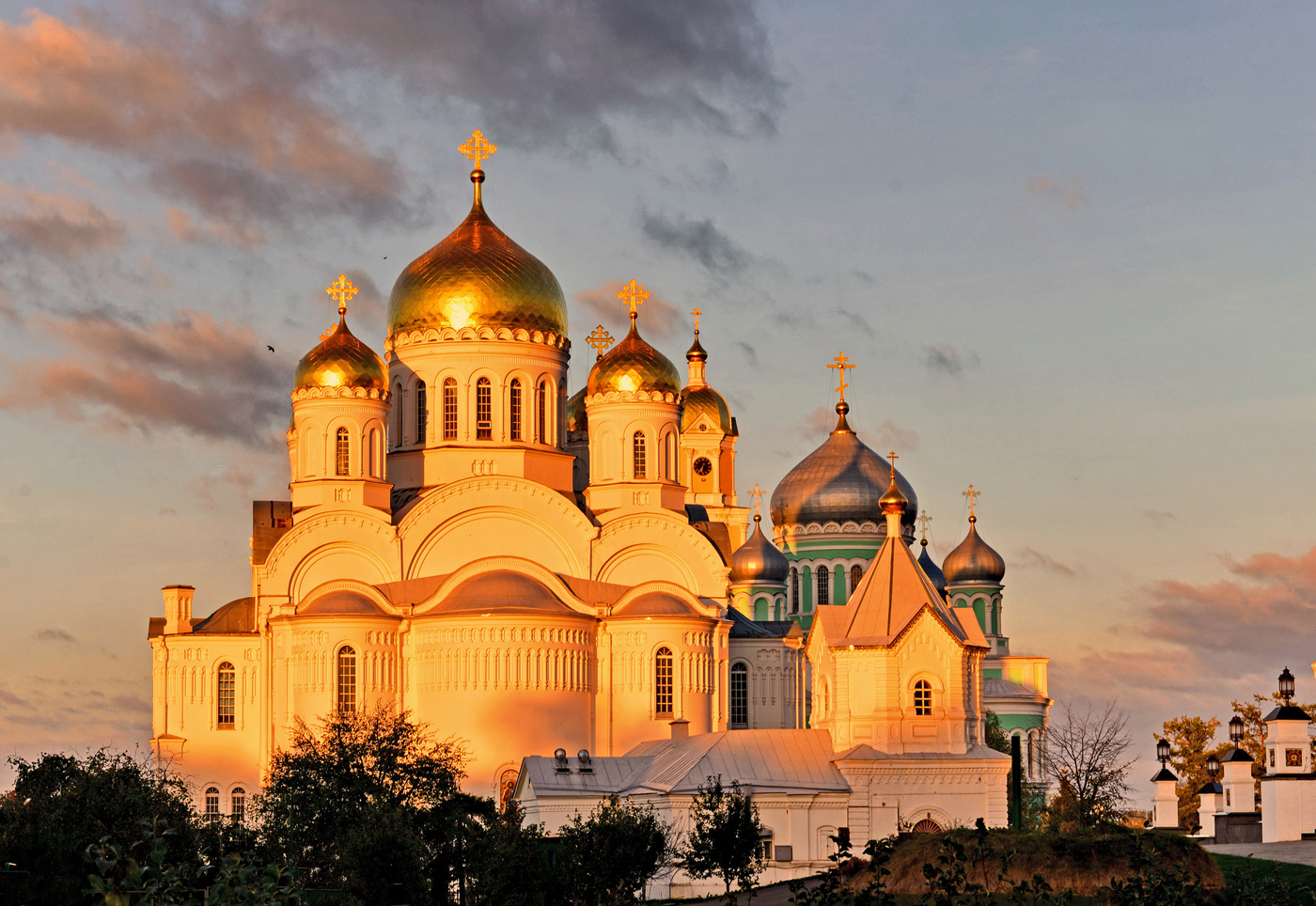 В золотом сиянии.