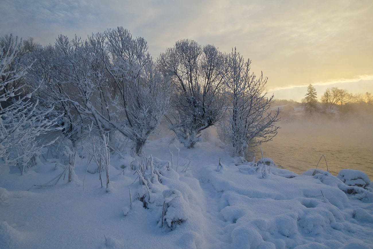 На зорях белизна морозная