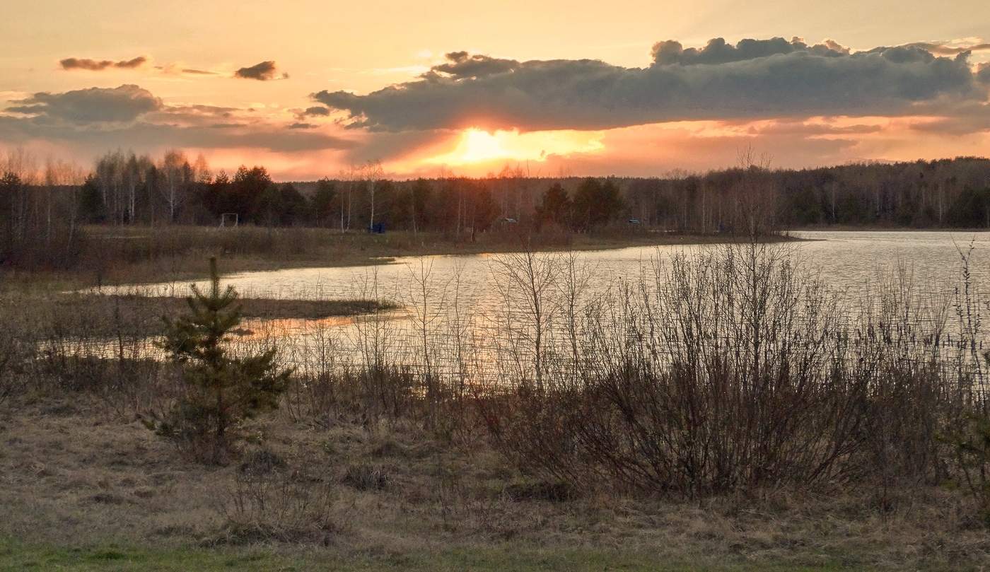 Закат над озером весной склонился