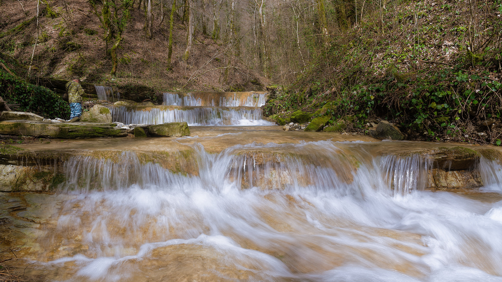Весной у водопада