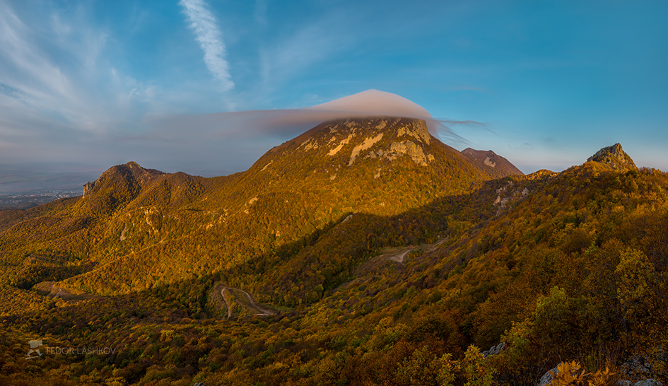 Гора Бештау в облачной шляпе