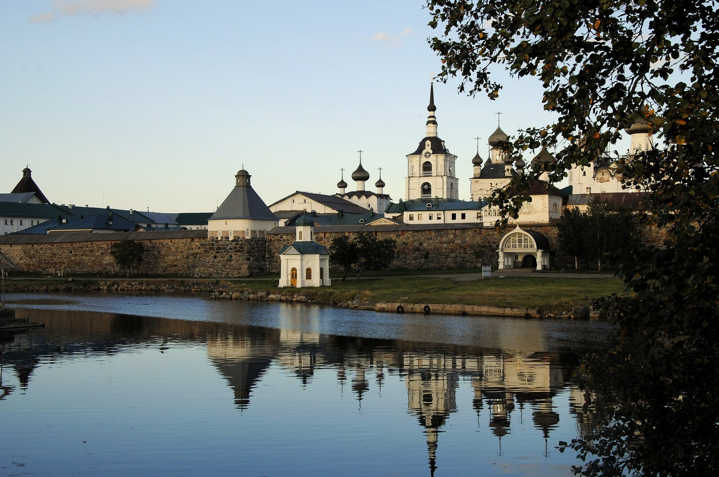 Тихим вечером.