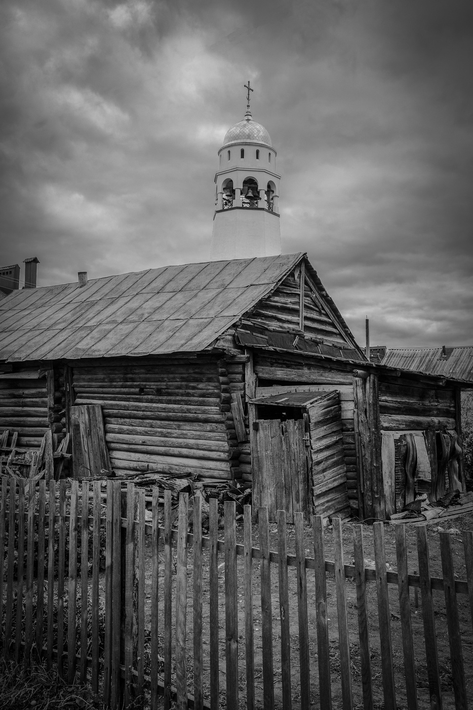 Монастырь в центре села.