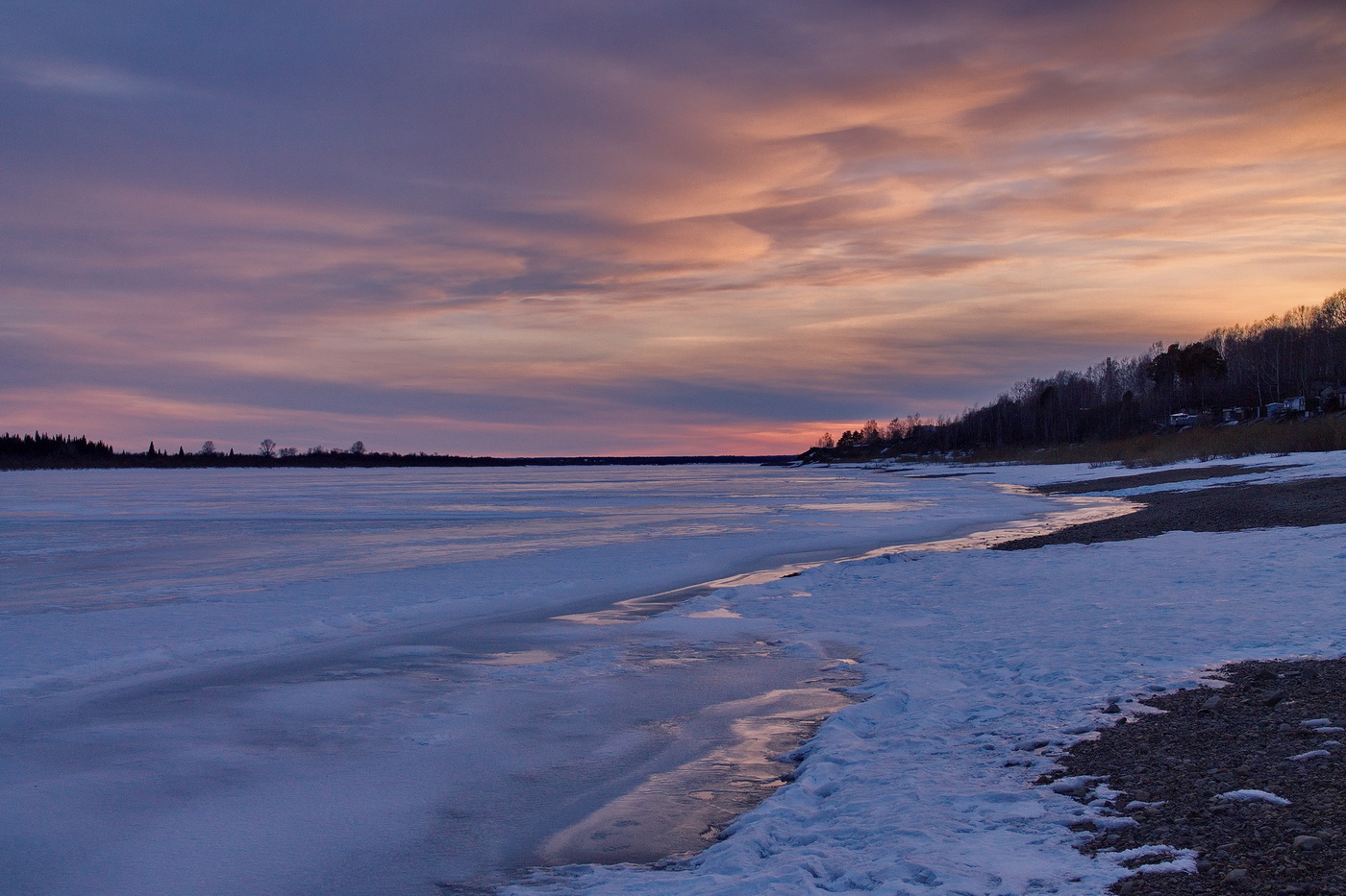 Заря догорает.