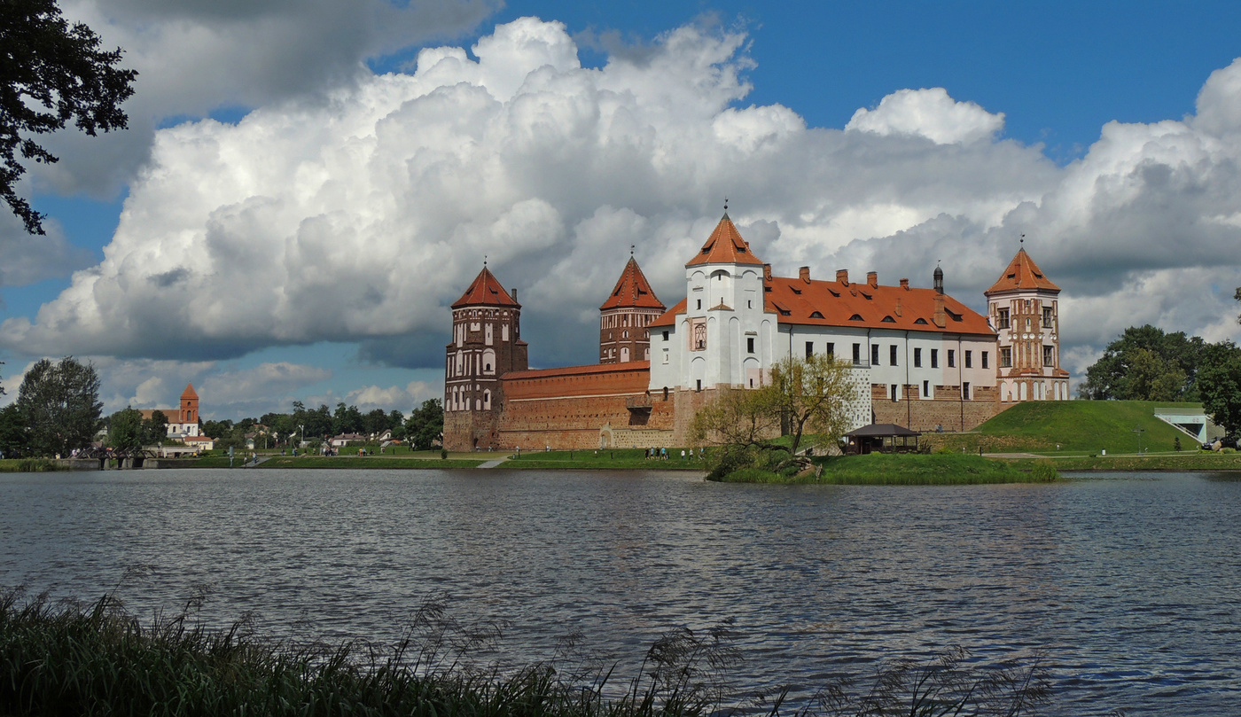 Под белыми облаками...