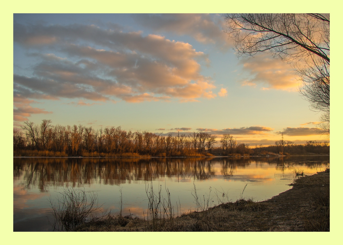 Загорался пламенем закат.