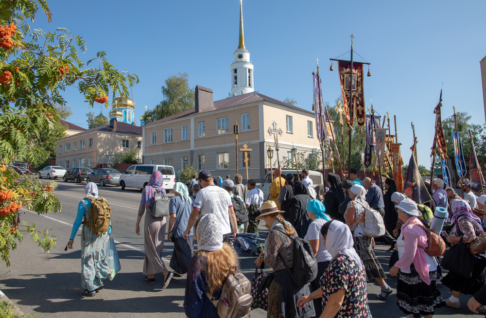 Позади километры дороги, я в Задонск, утомленный, входил