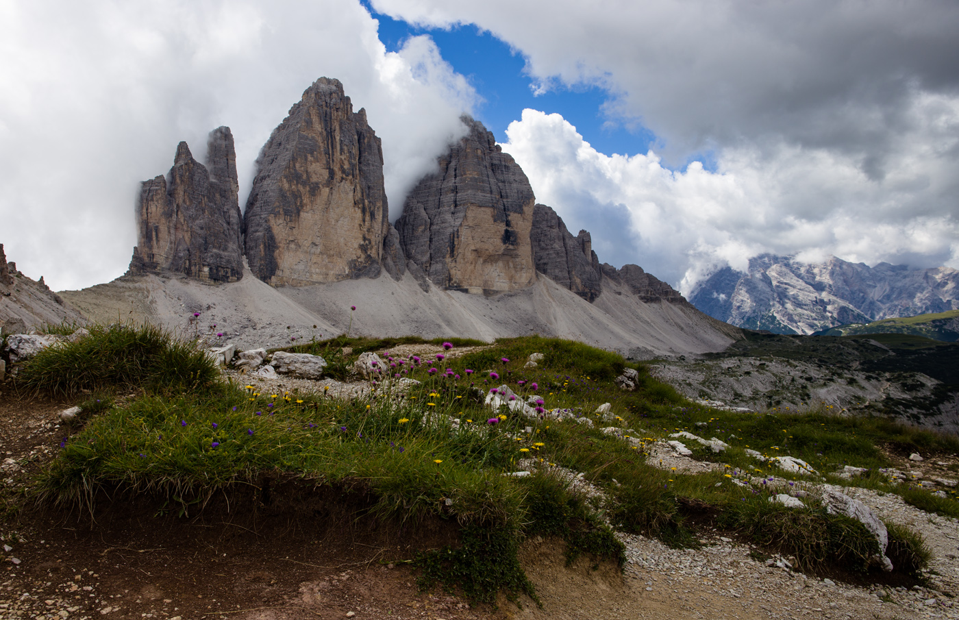 У Трех Зубов
