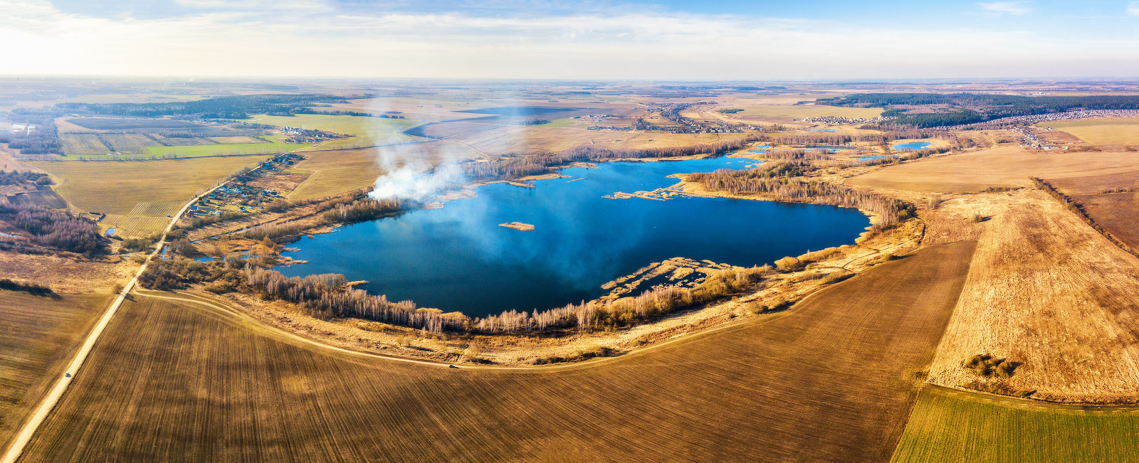 Солнечный март. Дым над водой
