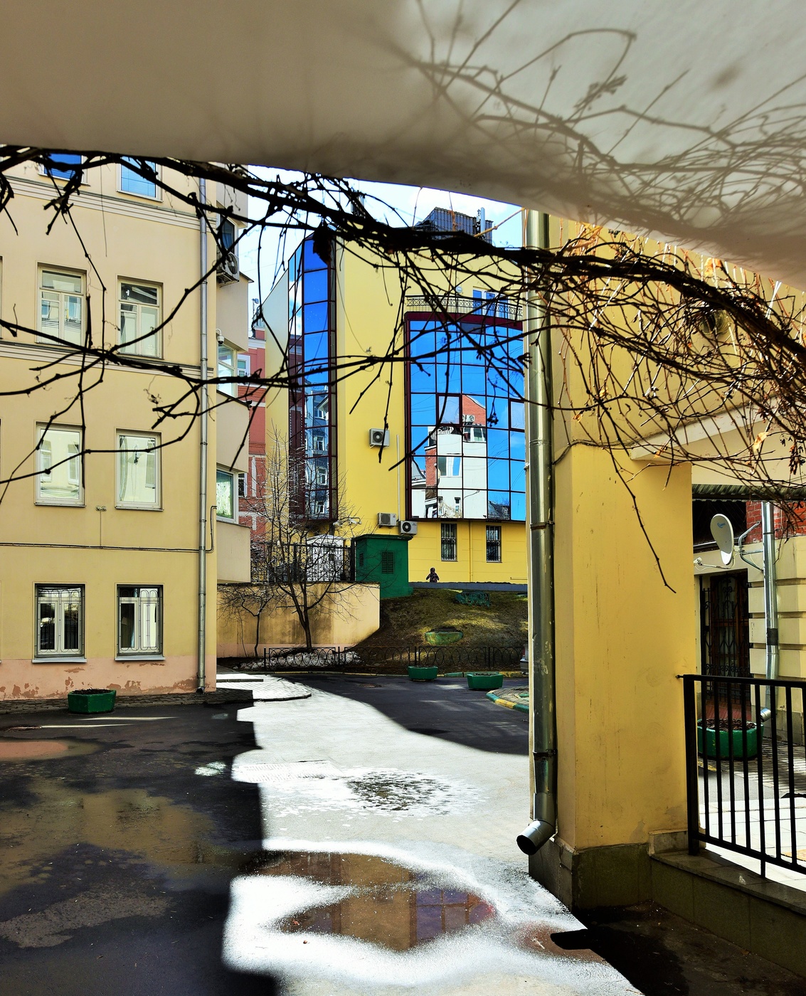 Весенний дворик проходной ...