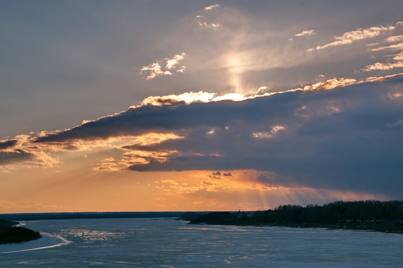 Над весенней рекой.